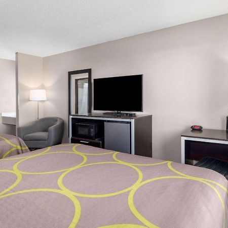 Hotel Super 8 By Wyndham Pratt Esterno foto