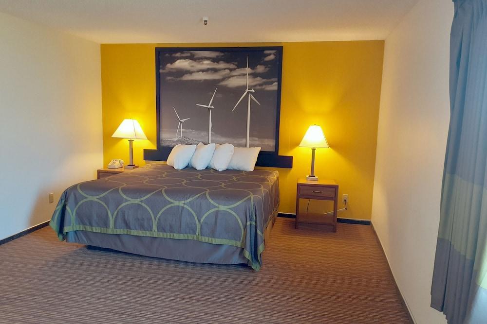 Hotel Super 8 By Wyndham Pratt Esterno foto