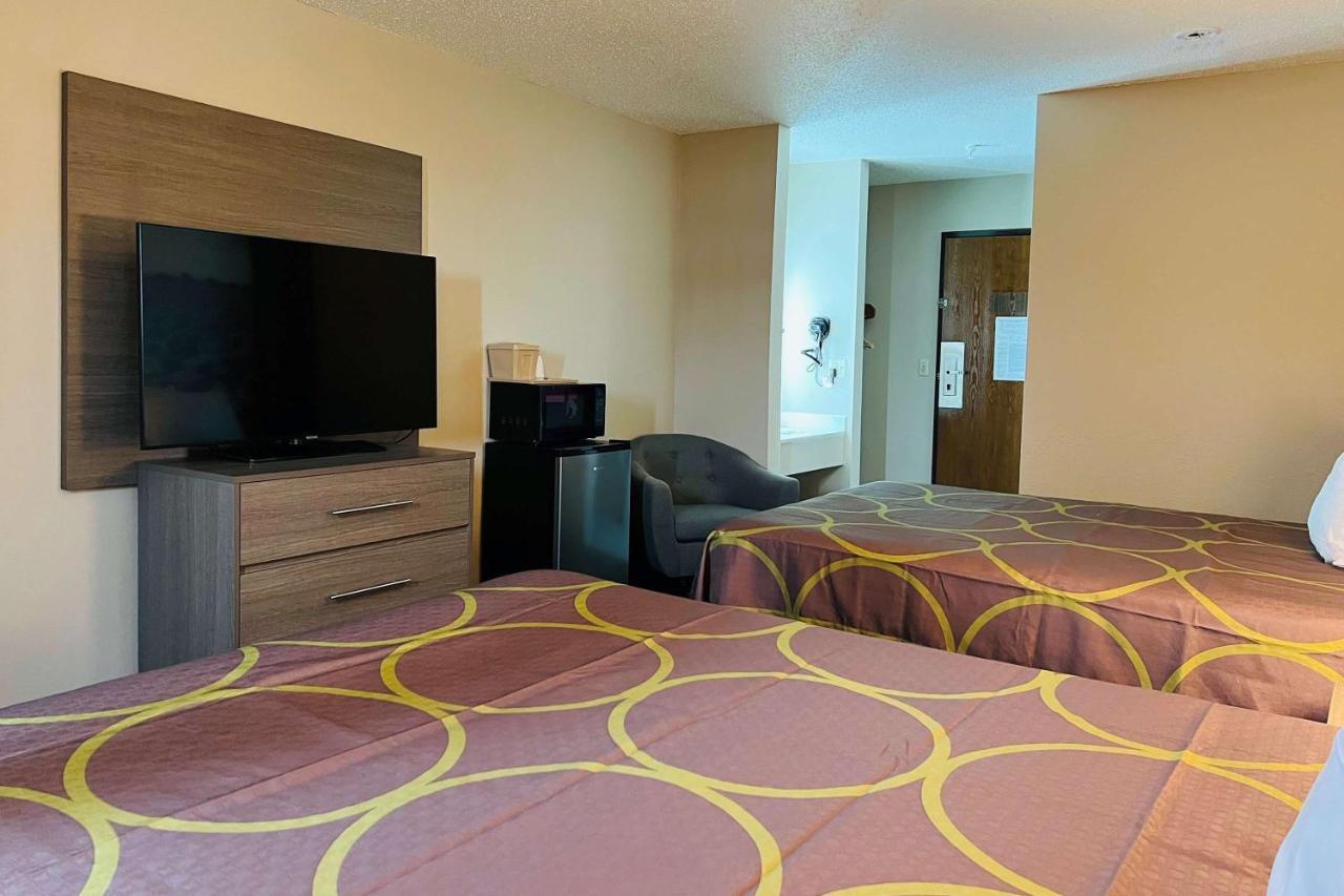 Hotel Super 8 By Wyndham Pratt Esterno foto