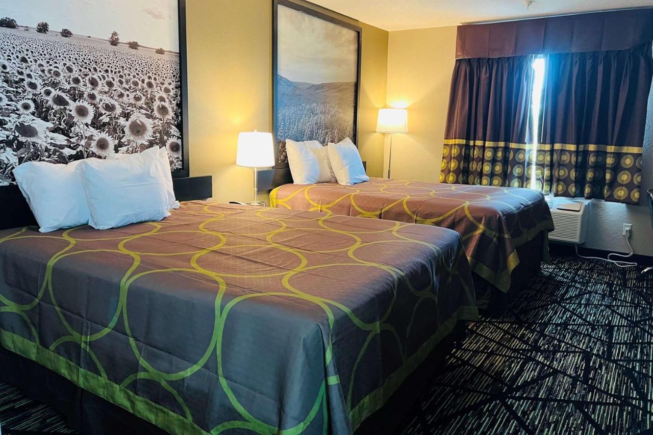 Hotel Super 8 By Wyndham Pratt Esterno foto