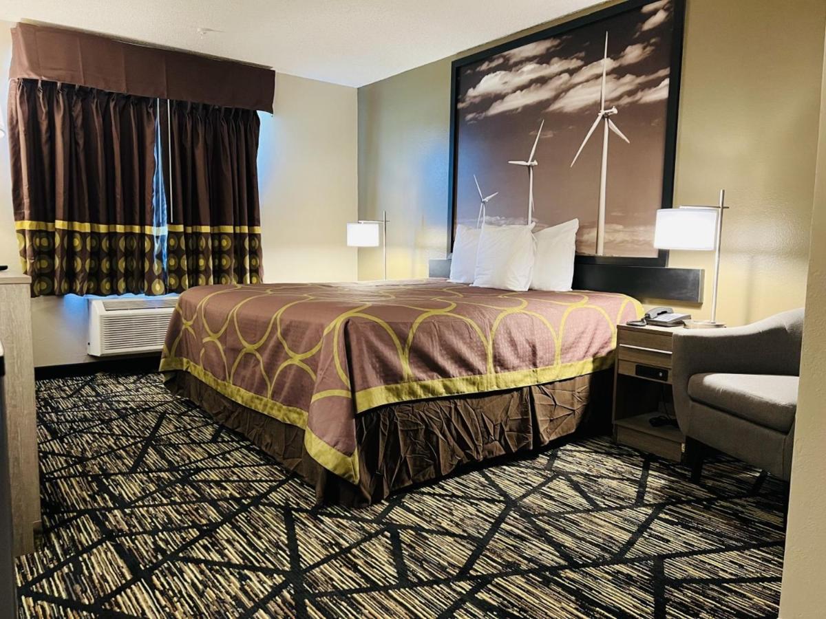 Hotel Super 8 By Wyndham Pratt Esterno foto