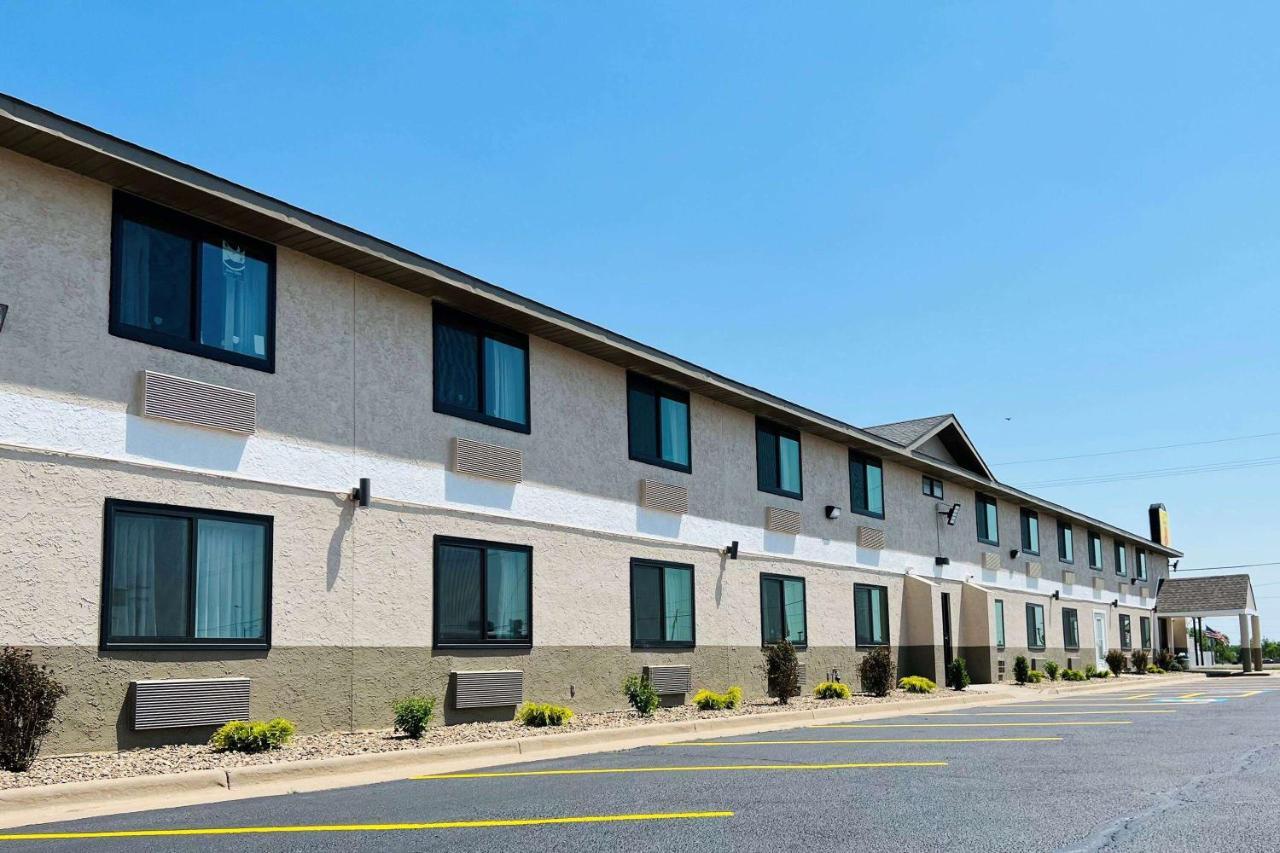 Hotel Super 8 By Wyndham Pratt Esterno foto