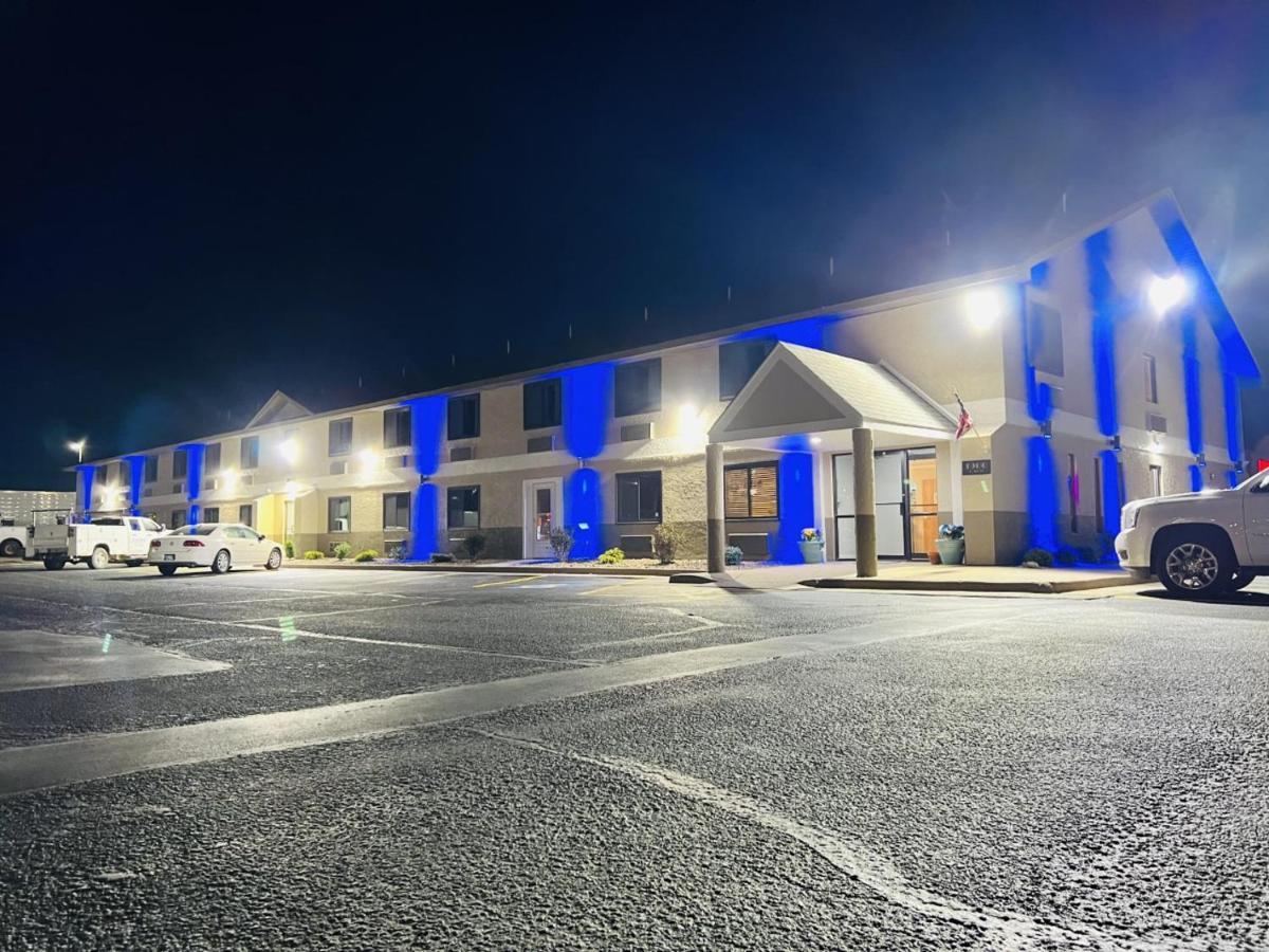 Hotel Super 8 By Wyndham Pratt Esterno foto