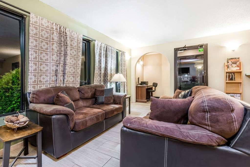 Hotel Super 8 By Wyndham Pratt Interno foto