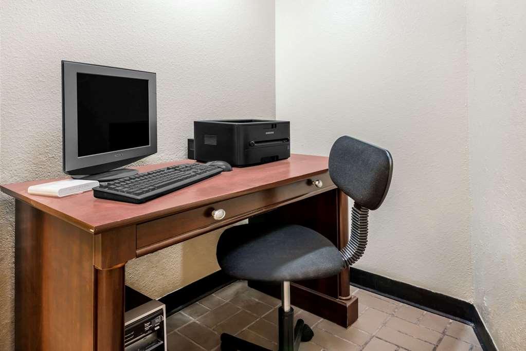 Hotel Super 8 By Wyndham Pratt Servizi foto