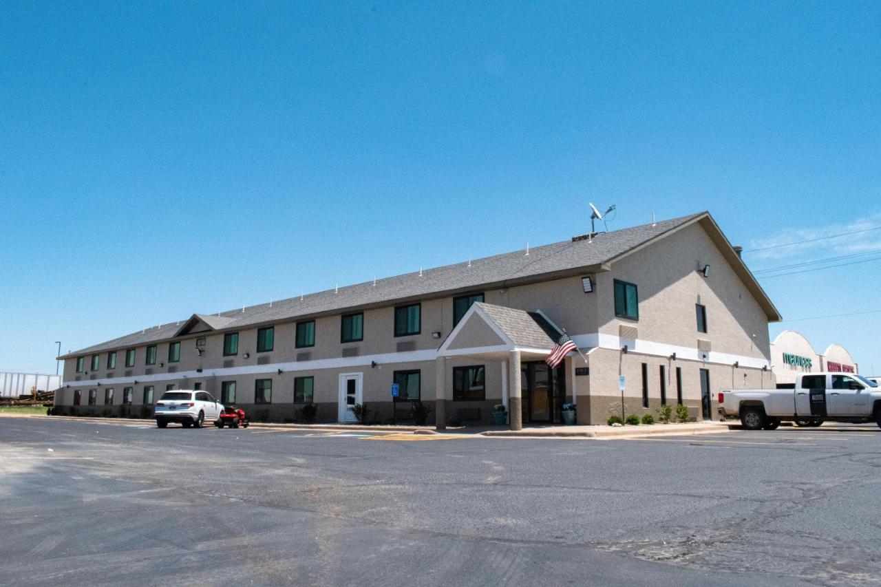 Hotel Super 8 By Wyndham Pratt Esterno foto