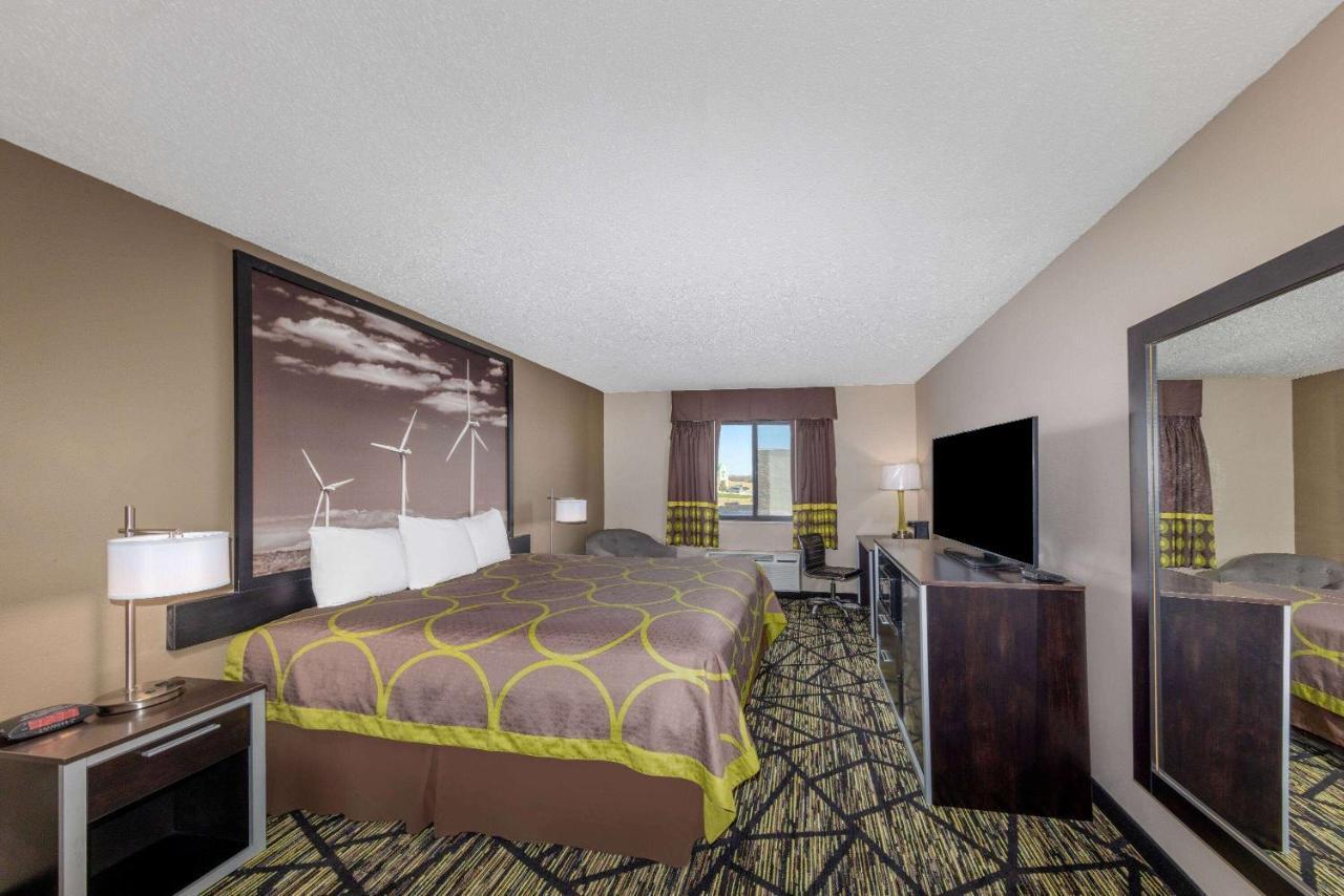 Hotel Super 8 By Wyndham Pratt Esterno foto