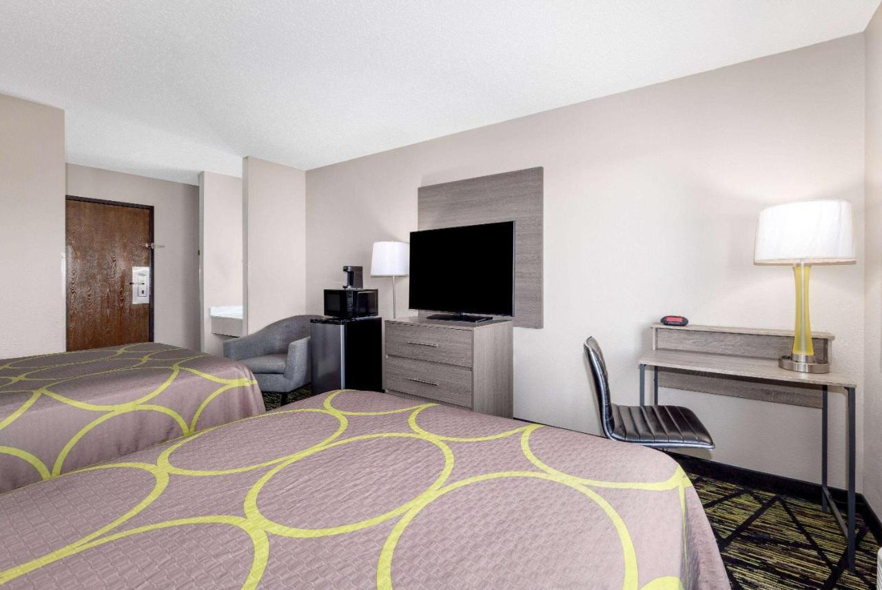 Hotel Super 8 By Wyndham Pratt Esterno foto