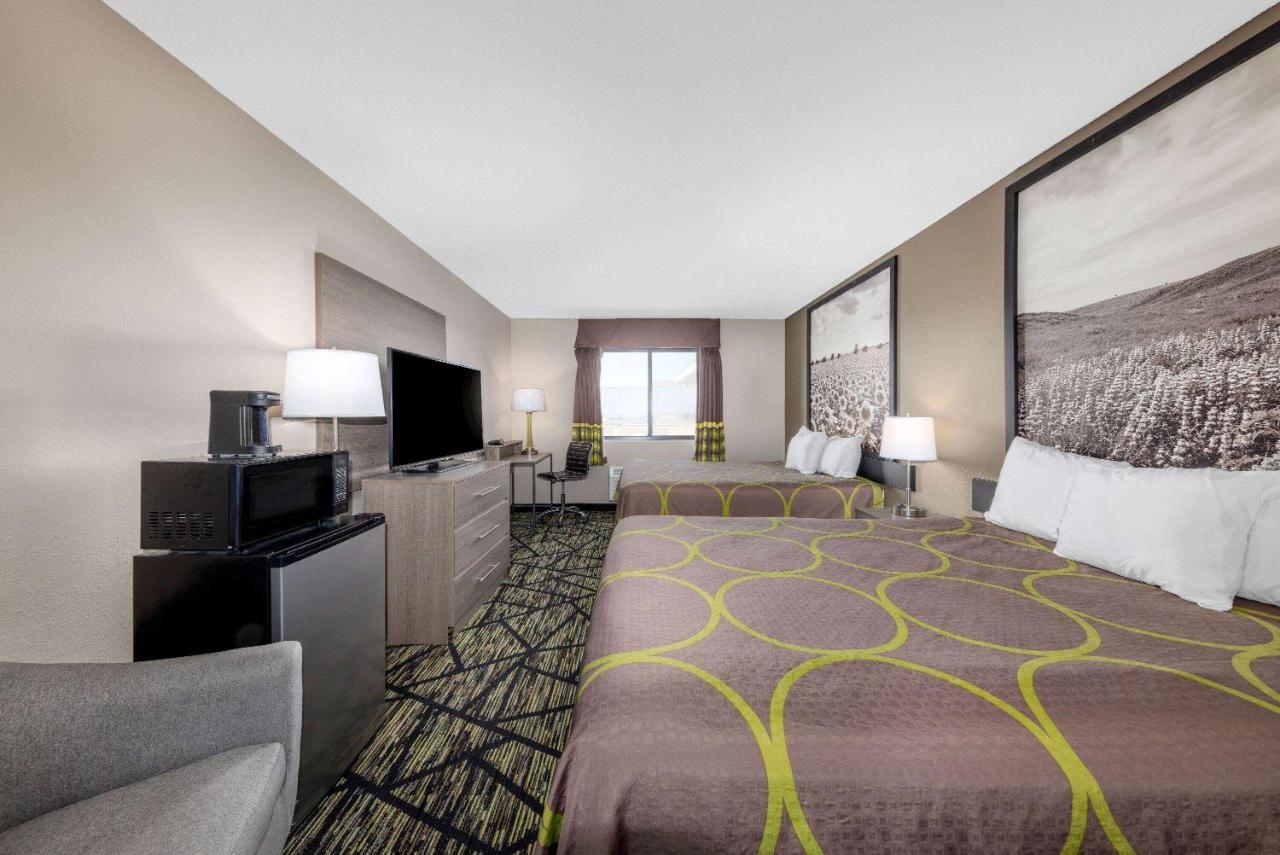 Hotel Super 8 By Wyndham Pratt Esterno foto