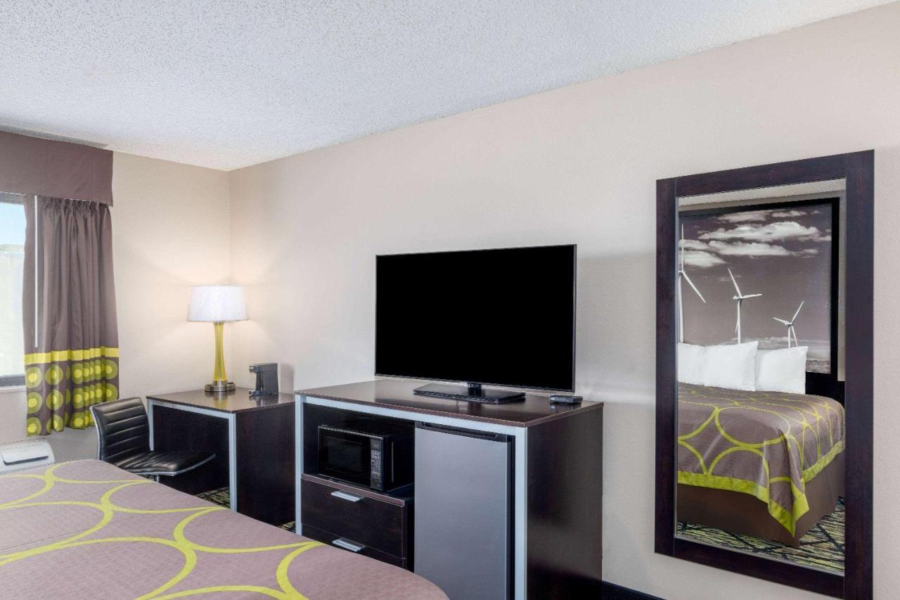 Hotel Super 8 By Wyndham Pratt Esterno foto