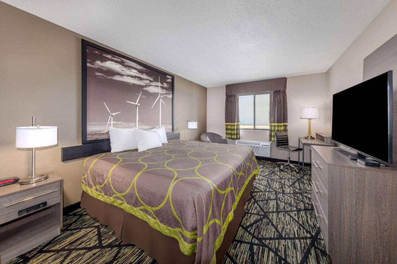 Hotel Super 8 By Wyndham Pratt Esterno foto