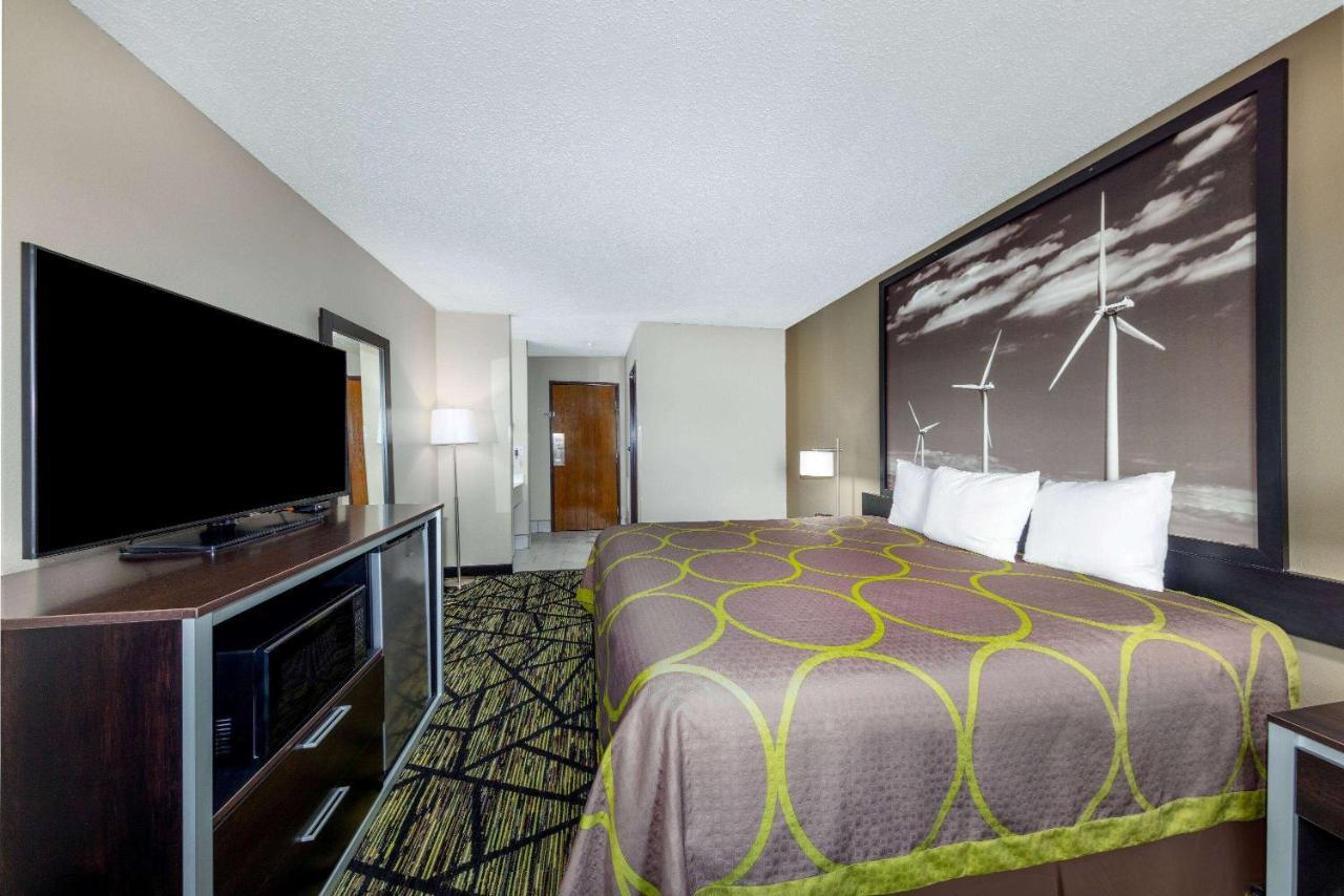 Hotel Super 8 By Wyndham Pratt Esterno foto