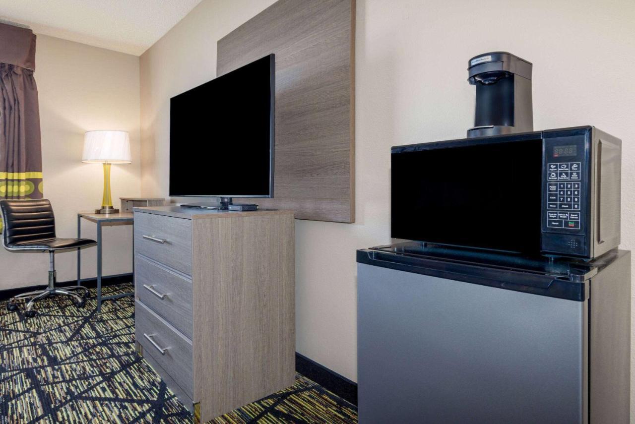 Hotel Super 8 By Wyndham Pratt Esterno foto