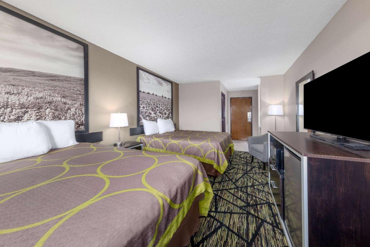Hotel Super 8 By Wyndham Pratt Esterno foto