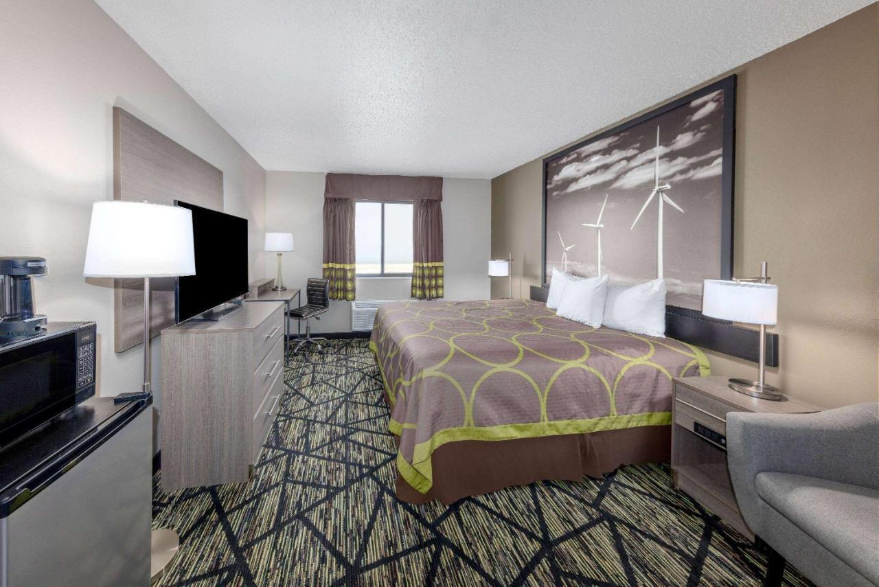 Hotel Super 8 By Wyndham Pratt Esterno foto