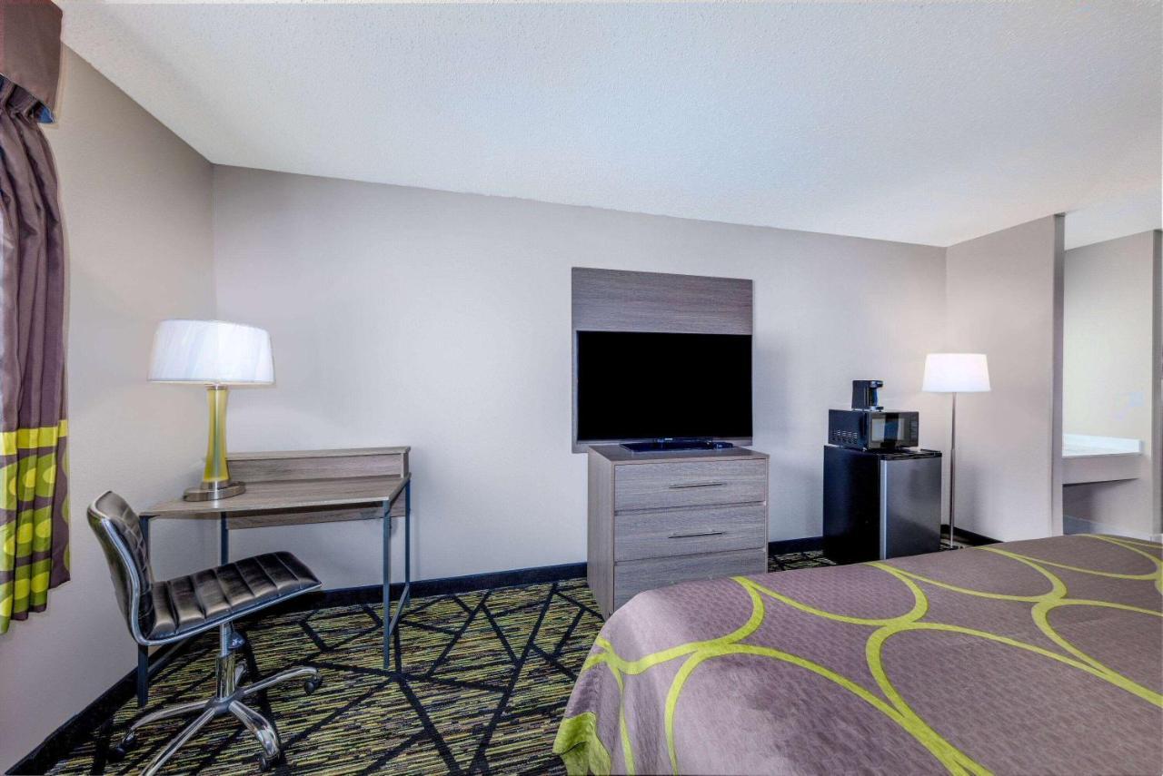 Hotel Super 8 By Wyndham Pratt Esterno foto
