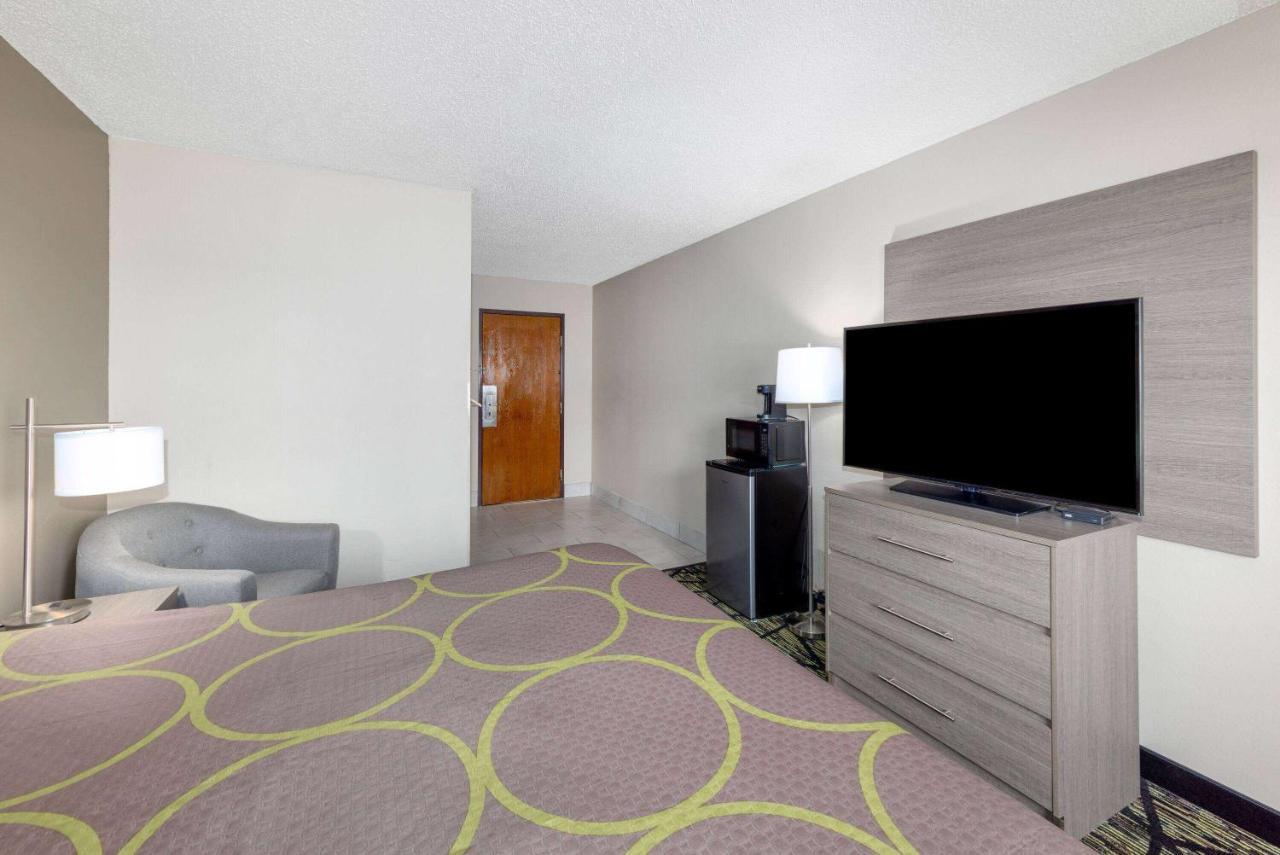 Hotel Super 8 By Wyndham Pratt Esterno foto