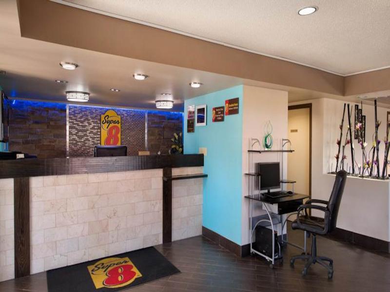 Hotel Super 8 By Wyndham Pratt Esterno foto