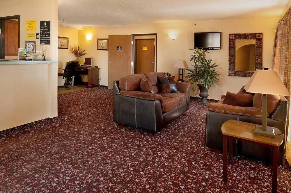 Hotel Super 8 By Wyndham Pratt Esterno foto