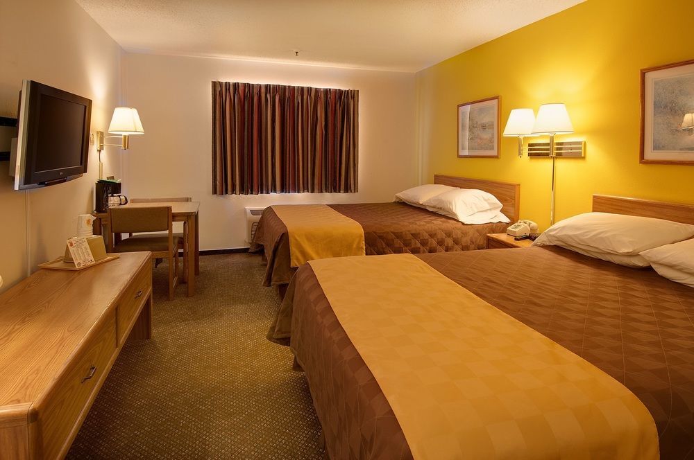 Hotel Super 8 By Wyndham Pratt Esterno foto